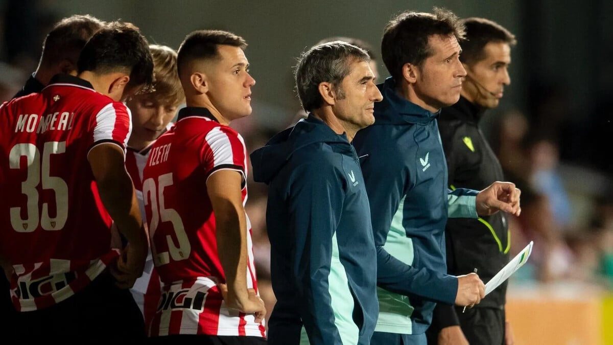 Ernesto Valverde dando instrucciones tácticas en un partido antes de viajar a Girona para el tramo decisivo de LaLiga 2026.