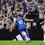 Martín Satriano, delantero del Getafe, celebrando su volea ante el Real Madrid en el estadio Santiago Bernabéu