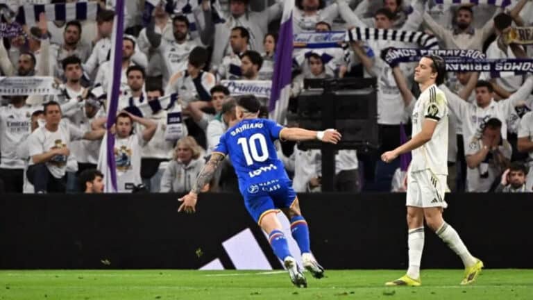 Martín Satriano, delantero del Getafe, celebrando su volea ante el Real Madrid en el estadio Santiago Bernabéu