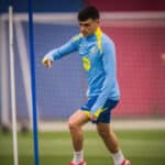 Pedri, centrocampista del FC Barcelona, durante un entrenamiento previo al partido de Copa del Rey ante el Atlético de Madrid