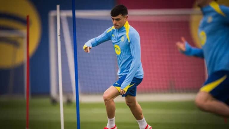 Pedri, centrocampista del FC Barcelona, durante un entrenamiento previo al partido de Copa del Rey ante el Atlético de Madrid
