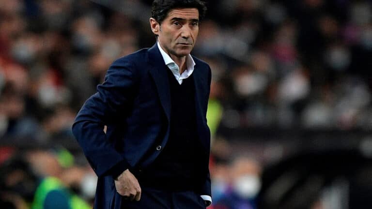 Marcelino García Toral, entrenador del Villarreal CF, dando instrucciones durante un partido de LaLiga en el estadio de La Cerámica