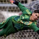 Pablo Pérez, portero internacional sub-14 del Elche, realizando una parada durante un entrenamiento con la selección española en marzo de 2026.