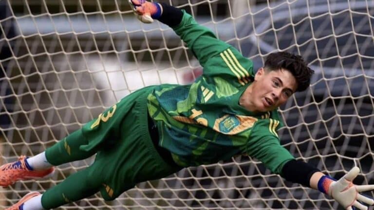 Pablo Pérez, portero internacional sub-14 del Elche, realizando una parada durante un entrenamiento con la selección española en marzo de 2026.