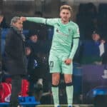 Robert Navarro en un partido de Champions con el Athletic con Valverde de fondo