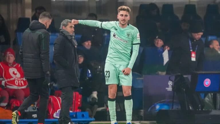 Robert Navarro en un partido de Champions con el Athletic con Valverde de fondo