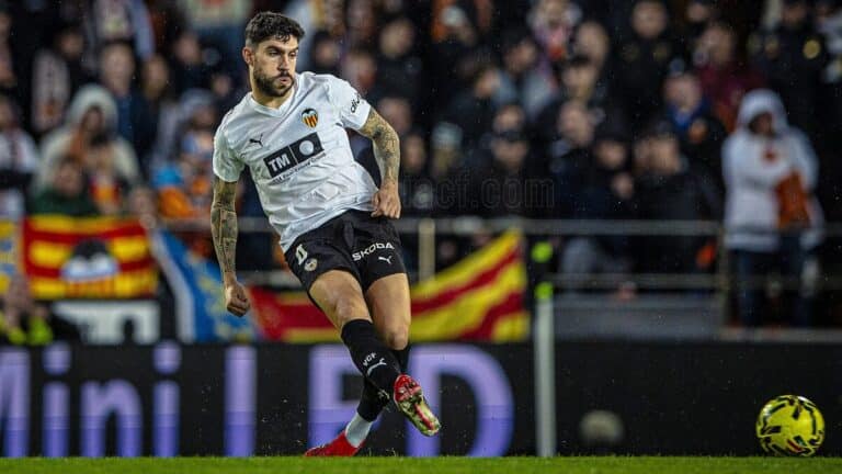 Unai Núñez, central del Valencia CF cedido por el Celta de Vigo, durante el partido ante el Deportivo Alavés en Mestalla