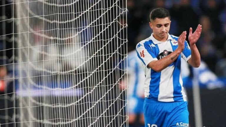 Yeremay, extremo del Deportivo de La Coruña, se retira lesionado durante un partido de LaLiga Hypermotion en Riazor