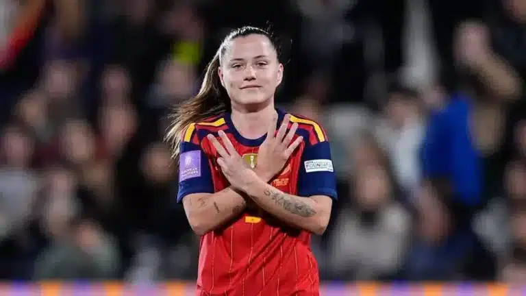 Claudia Pina celebra su doblete con sus compañeras de la selección española femenina tras el 2-0 ante Islandia en el estadio Castalia de Castellón