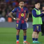 Jugadores del FC Barcelona exhaustos sobre el césped del Spotify Camp Nou tras la eliminación en semifinales de Copa del Rey ante el Atlético de Madrid