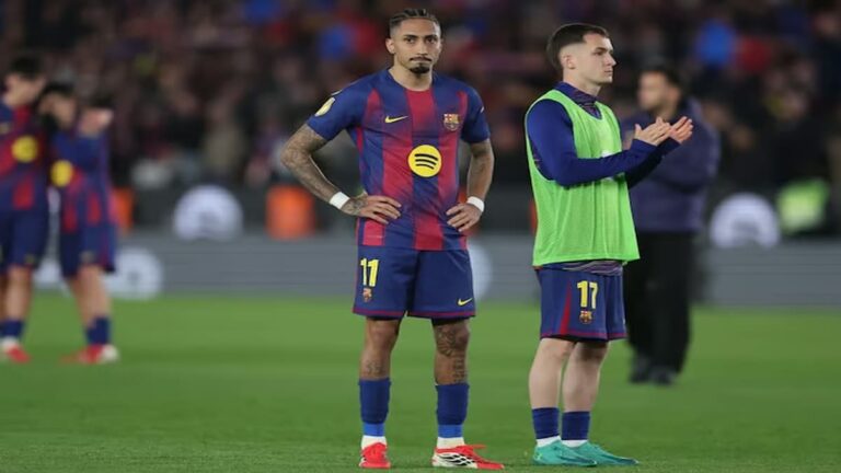 Jugadores del FC Barcelona exhaustos sobre el césped del Spotify Camp Nou tras la eliminación en semifinales de Copa del Rey ante el Atlético de Madrid