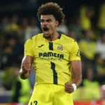 Renato Veiga disputando un balón con la camiseta del Villarreal CF durante la temporada 2025-26 en LaLiga