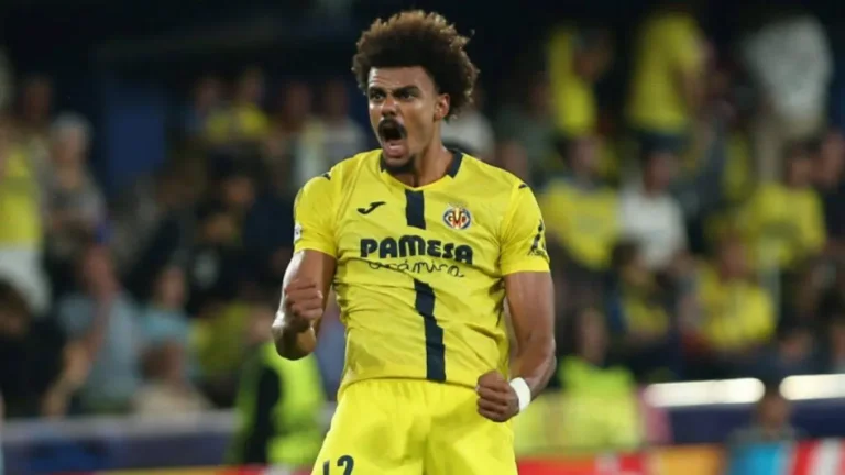 Renato Veiga disputando un balón con la camiseta del Villarreal CF durante la temporada 2025-26 en LaLiga