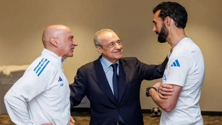 Florentino Pérez conversa con Antonio Pintus y Álvaro Arbeloa en las instalaciones del Real Madrid