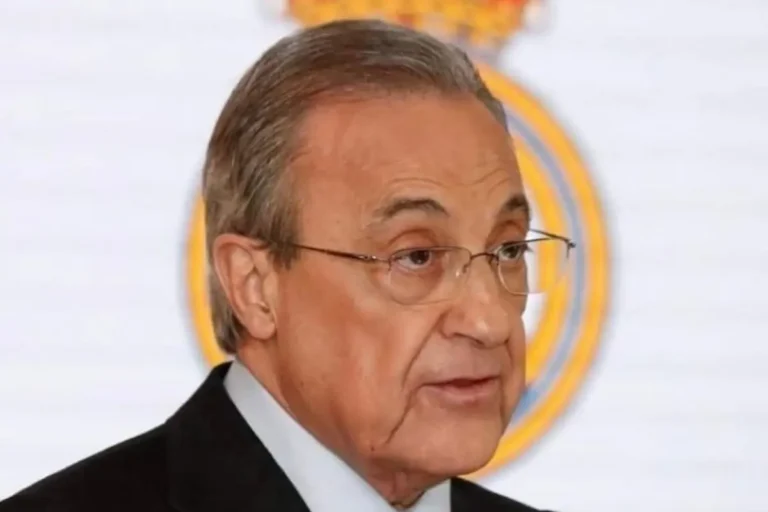 Florentino Pérez, presidente del Real Madrid, en un acto oficial con el escudo del club al fondo