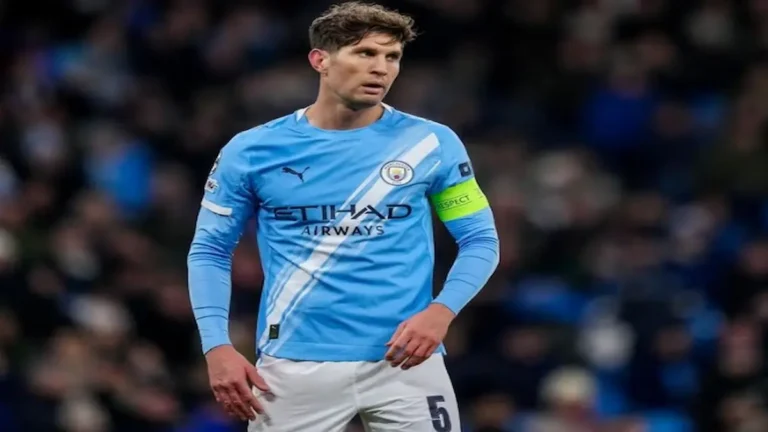 John Stones con el brazalete de capitán del Manchester City en un partido de Champions League