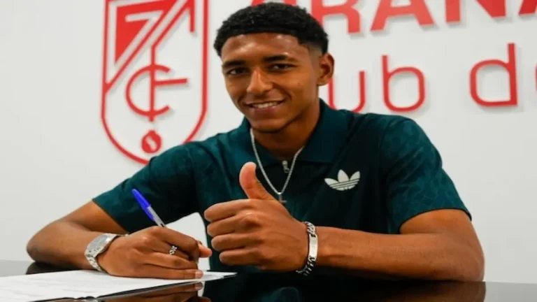Owen firma su renovación con el Granada CF hasta 2031 con el escudo del club nazarí al fondo