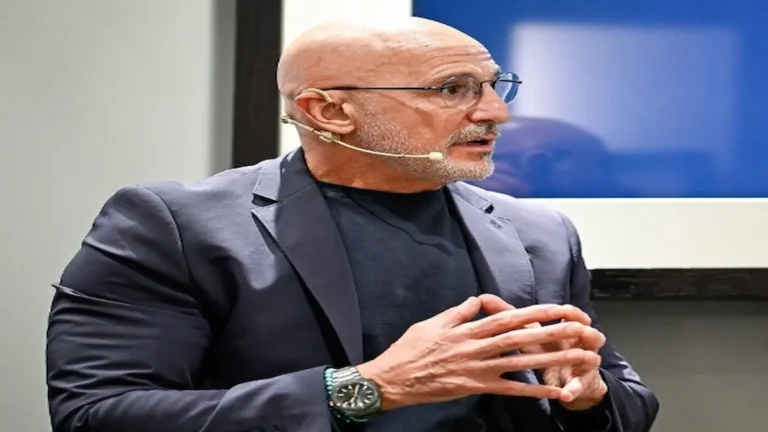 Luis de la Fuente en rueda de prensa con micrófono y gafas durante una comparecencia de la selección española