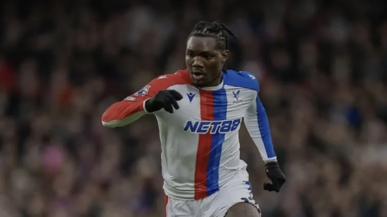 Christantus Uche con la camiseta del Crystal Palace durante un partido de la Premier League
