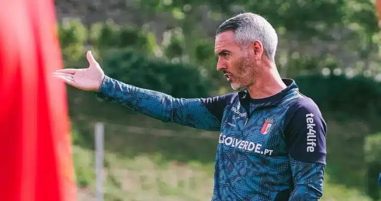 Carlos Vicens, entrenador del Sporting de Braga, durante un entrenamiento del equipo portugués