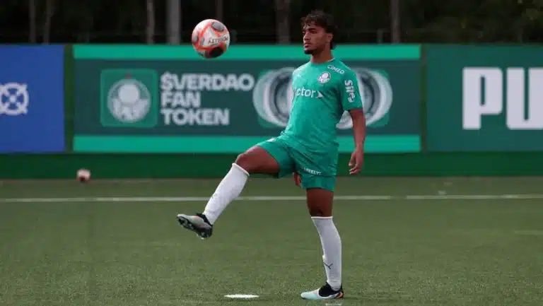 Heittor, delantero del Palmeiras sub-20, controlando el balón durante un entrenamiento