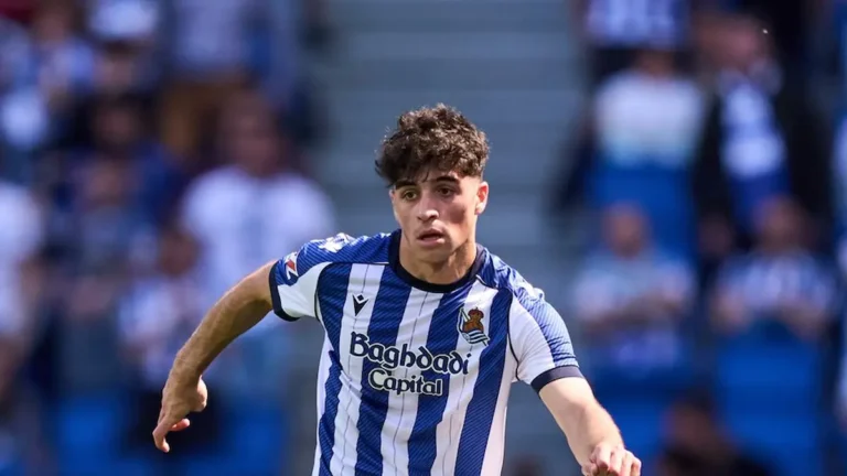 Jon Martín conduce el balón con la camiseta de la Real Sociedad en un partido de LaLiga