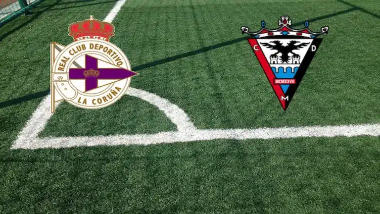 Escudos del RC Deportivo de La Coruña y el CD Mirandés sobre el césped del Estadio de Riazor en la jornada 36 de Segunda División