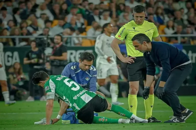 Marc Bartra lesionado recibe asistencia médica sobre el césped de La Cartuja durante el Betis Real Madrid de LaLiga