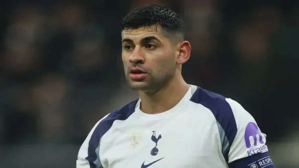 Cristian Cuti Romero disputa un balón durante un partido del Tottenham Hotspur en la temporada 2025-2026