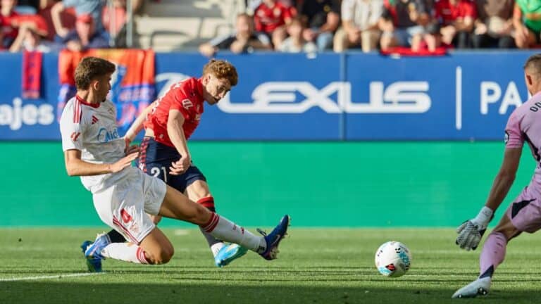 Víctor Muñoz, extremo del Osasuna, que sufre una lesión muscular en el sóleo de la pierna izquierda y es baja confirmada para la jornada 34 de LaLiga con el Mundial 2026 a menos de 50 días