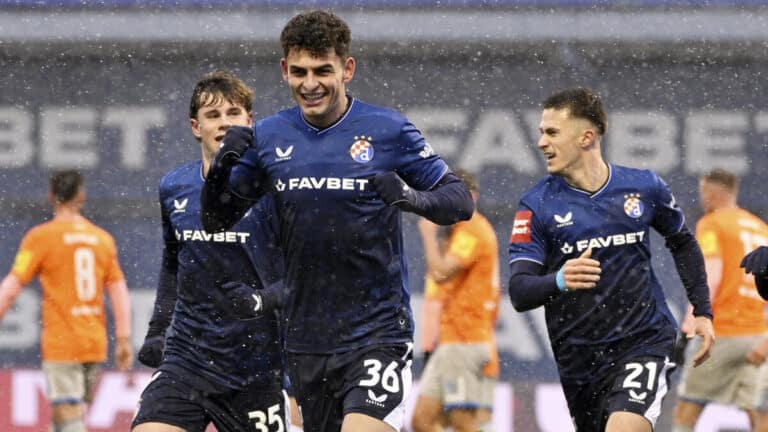 Sergi Domínguez, central español formado en La Masía del FC Barcelona, en acción con el Dinamo Zagreb en la Europa League 2025-26, con el club azulgrana reteniendo el 20% de su futura venta