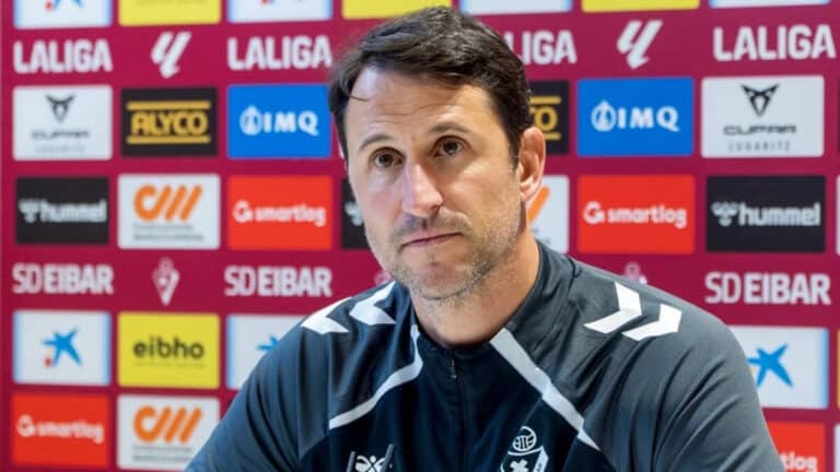Beñat San José, entrenador de la SD Eibar, que ha llevado al equipo a puestos de playoff en la segunda vuelta con la mejor racha de su historia y cuyo perfil interesa al Rayo Vallecano para el próximo banquillo