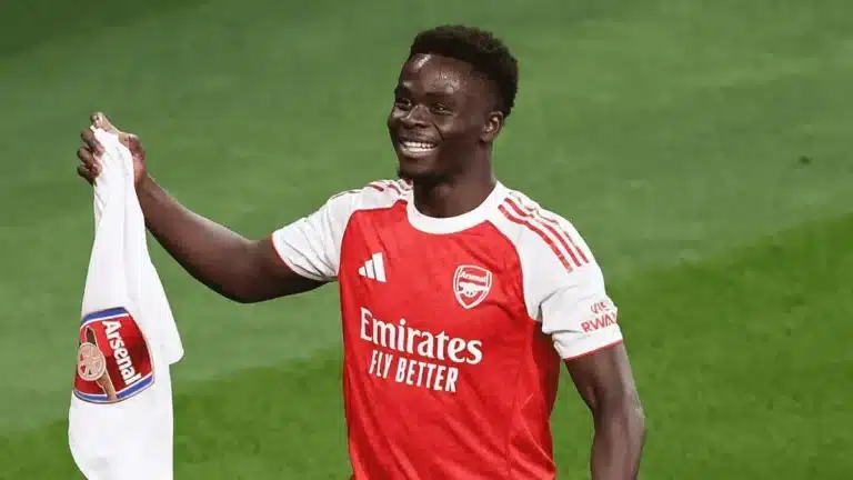 Bukayo Saka, extremo del Arsenal, que regresa tras cinco partidos de baja y apunta a estar disponible para la semifinal de Champions ante el Atlético de Madrid en el Metropolitano