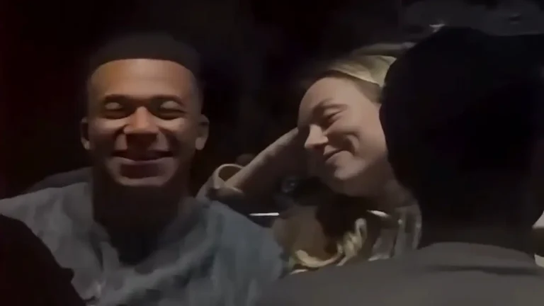 Kylian Mbappé junto a Ester Expósito en Francia durante su recuperación