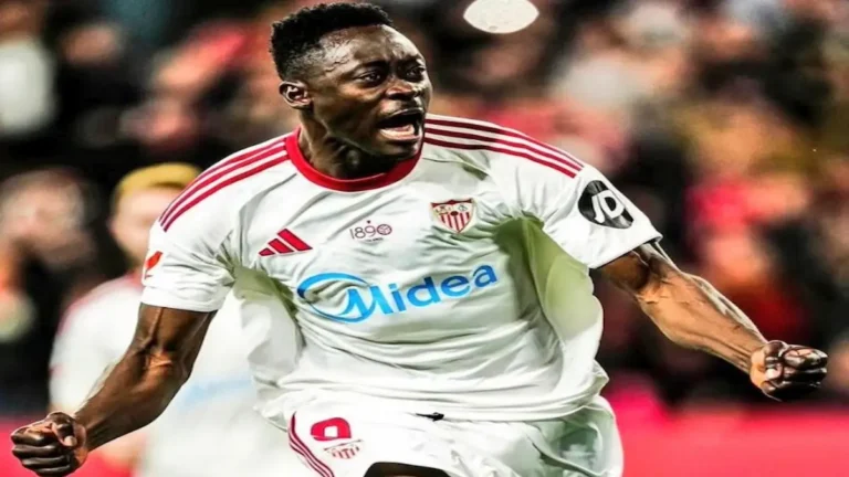 Akor Adams celebra un gol con el Sevilla FC