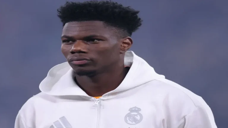 Aurélien Tchouaméni con la chaqueta de entrenamiento del Real Madrid