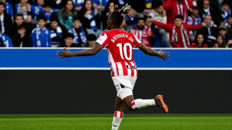 Jugador del Athletic Club celebra un gol en Mendizorroza con el dorsal 10 de Arthuer Jr