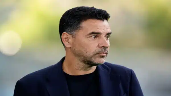 Míchel Sánchez, entrenador del Girona FC, pensativo en el banquillo de Montilivi