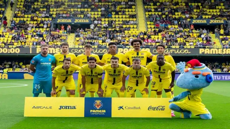 El once del Villarreal CF posa en La Cerámica antes del partido ante el Levante