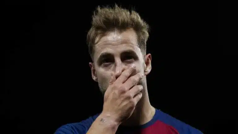 Jorge Pulido, capitán de la SD Huesca, durante su emotiva despedida en la sala de prensa, anunciando su marcha al Almería.