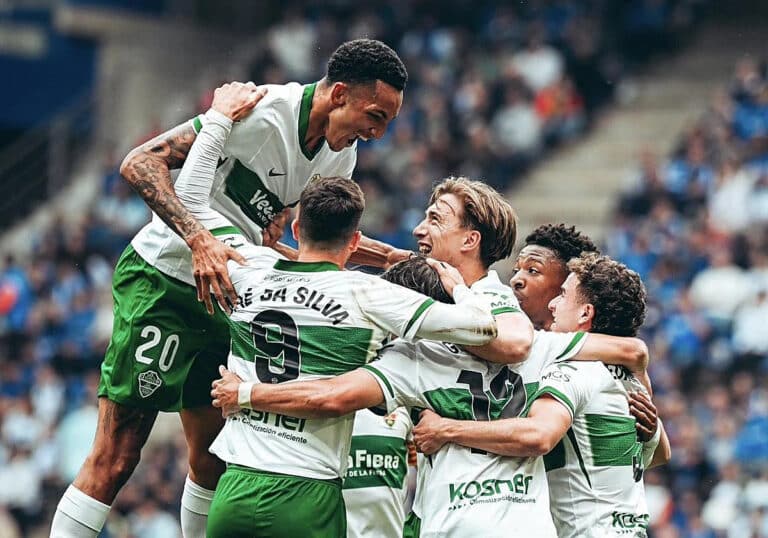 Jugadores del Elche CF celebran una victoria en el Estadio Martínez Valero durante su mejor racha de la temporada 2025-26, con cuatro victorias en cinco partidos antes de enfrentarse a los cinco últimos partidos de LaLiga en mayo