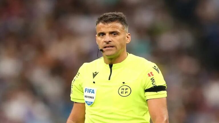 Gil Manzano muestra tarjeta roja a un jugador durante un partido de LaLiga