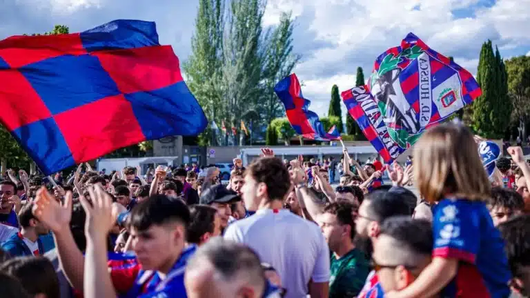 Vista del Estadio El Alcoraz con la afición de la SD Huesca animando en la fan zone previa al partido decisivo contra el Castellón.