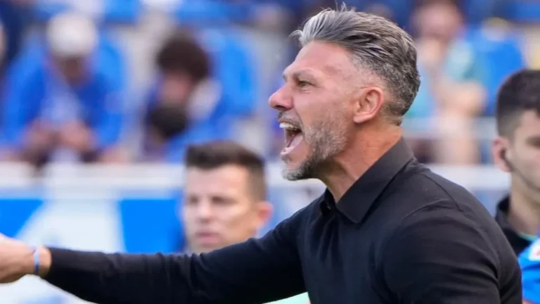 Martín Demichelis da instrucciones desde el banquillo del RCD Mallorca