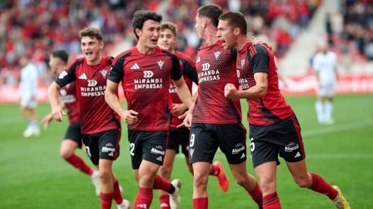 Jugadores del CD Mirandés durante un partido de LaLiga Hypermotion 2025-26, equipo que visita al UD Almería en un encuentro clave para la permanencia con Real Zaragoza, SD Huesca y Cultural Leonesa pendientes del resultado
