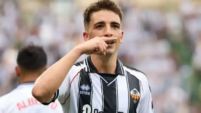 Álex Calatrava celebra un gol con la camiseta del CD Castellón durante la temporada 2025-26 en LaLiga Hypermotion