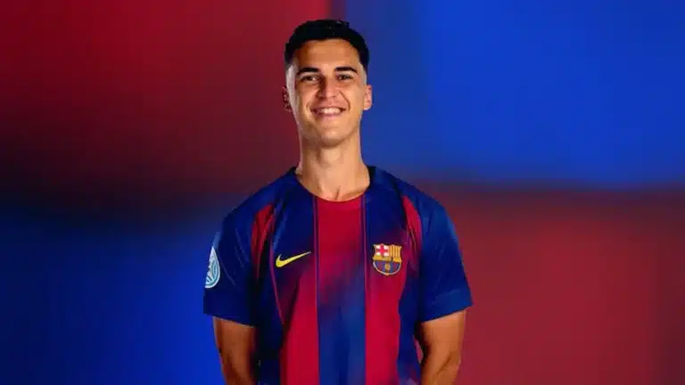 Álvaro Cortés, central de 21 años del Barça Atlètic, posando con la camiseta del FC Barcelona