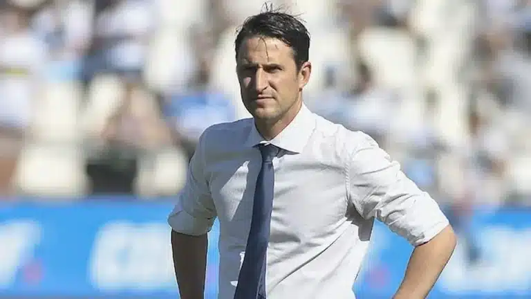 Beñat San José observa el juego durante un partido del SD Eibar en un estadio con aficionados al fondo