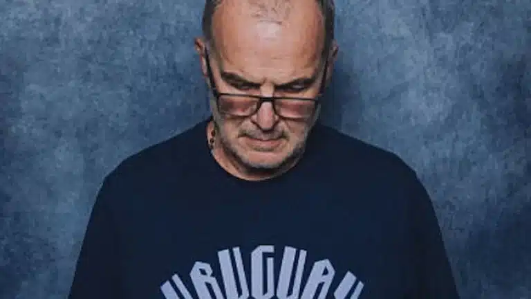 Marcelo Bielsa con la camiseta de Uruguay, pensativo con la cabeza inclinada hacia abajo