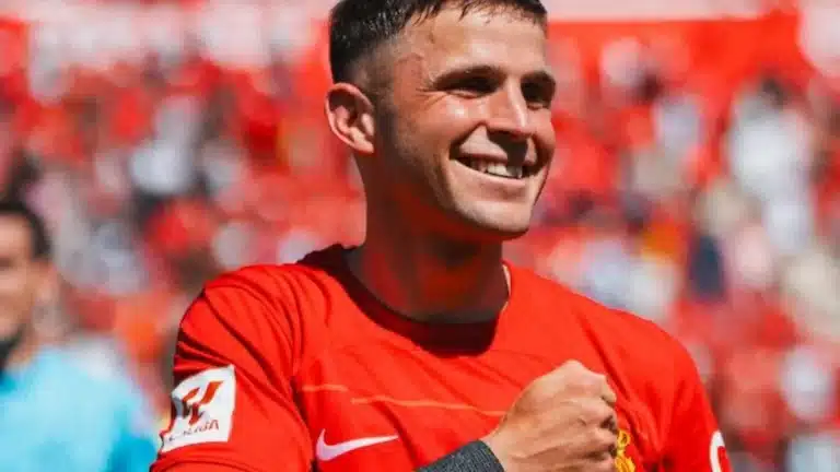 Giovanni González celebra con el puño apretado vestido con la camiseta roja del RCD Mallorca ante la afición
